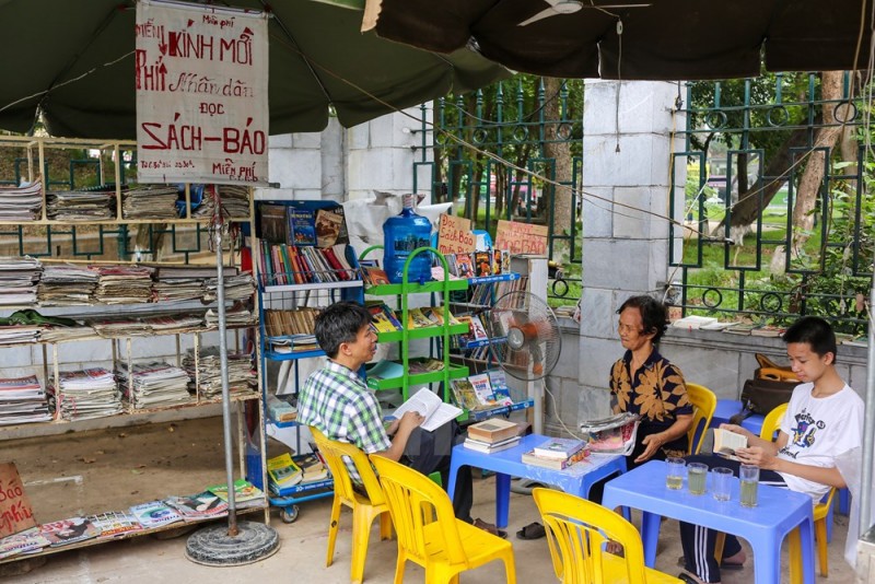 Quay sach bao mien phi cua cu ba Ha Noi-Hinh-2