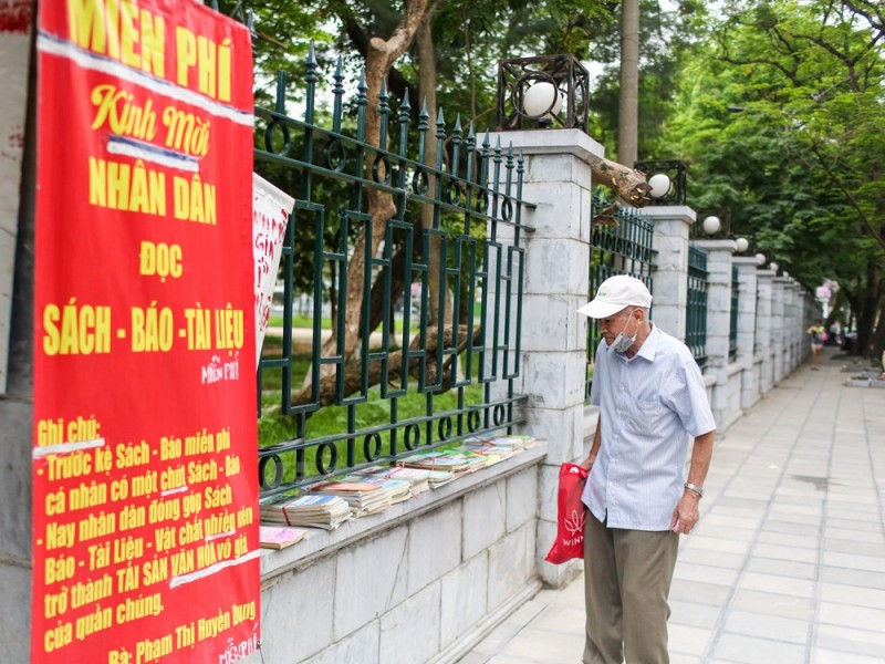 Quay sach bao mien phi cua cu ba Ha Noi-Hinh-6