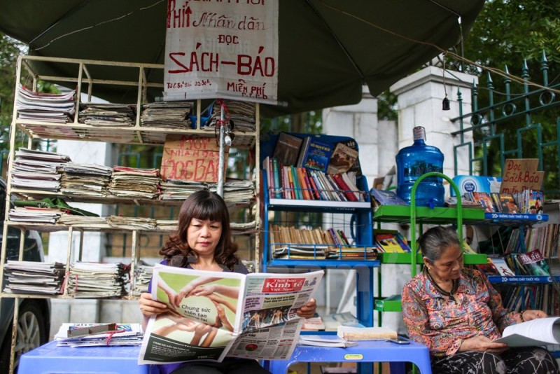 Quay sach bao mien phi cua cu ba Ha Noi-Hinh-8