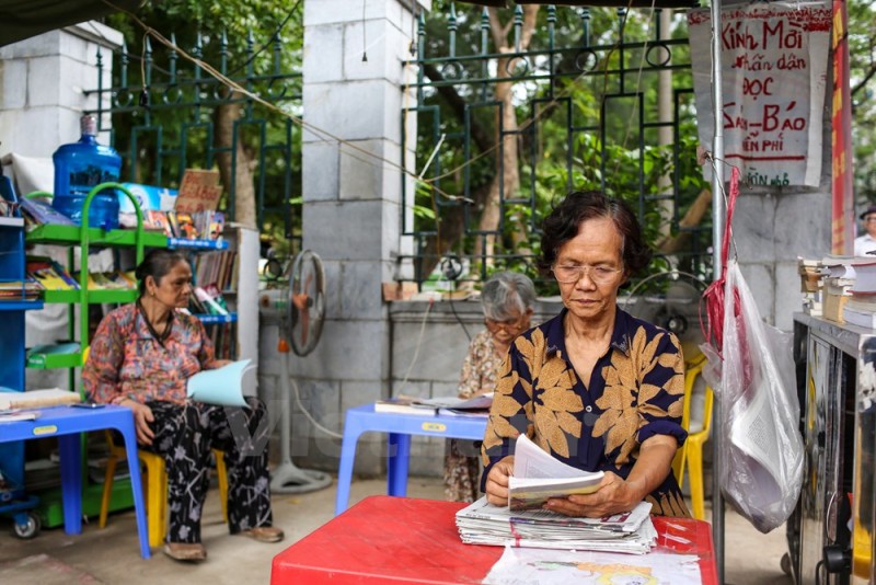 Quay sach bao mien phi cua cu ba Ha Noi