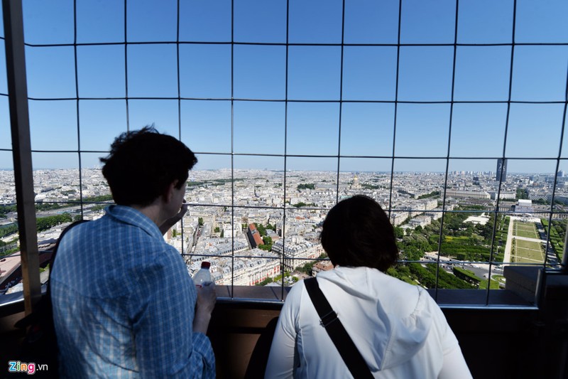 Nam lan duoi thap Eiffel, dua voi chim o nha tho Duc Ba Paris-Hinh-7