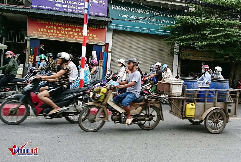 Tap doan &quot;xe xac uop&quot; cho ton doc ngang tren pho Ha Noi-Hinh-2