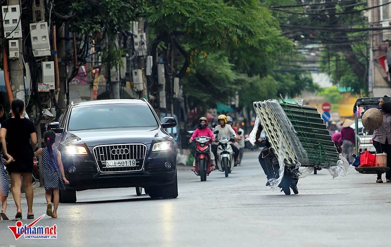 Tap doan &quot;xe xac uop&quot; cho ton doc ngang tren pho Ha Noi-Hinh-3