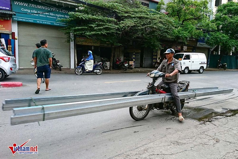 Tap doan &quot;xe xac uop&quot; cho ton doc ngang tren pho Ha Noi-Hinh-4