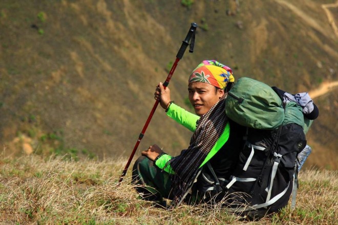 Chang trai lai xe treo bien "Xin loi vi su on ao va khoi bui"-Hinh-3