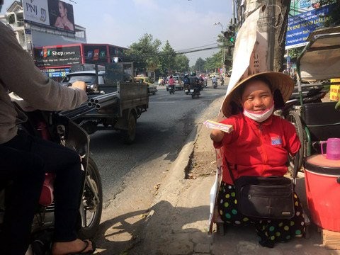 Nguoi phu nu khong chan tay 3 lan bi ke xau lay sach tien