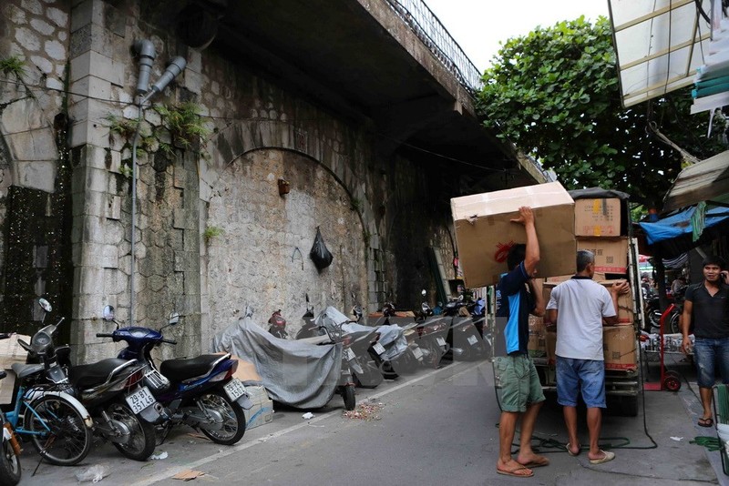 Cuoc song tai nhung vom cau tram nam tuoi tren pho Phung Hung-Hinh-8