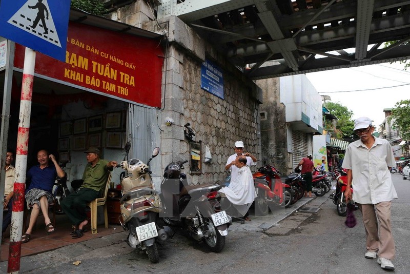 Cuoc song tai nhung vom cau tram nam tuoi tren pho Phung Hung-Hinh-9