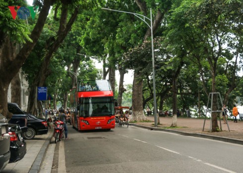 Nhung lo lang khi di xe buyt 2 tang o Ha Noi