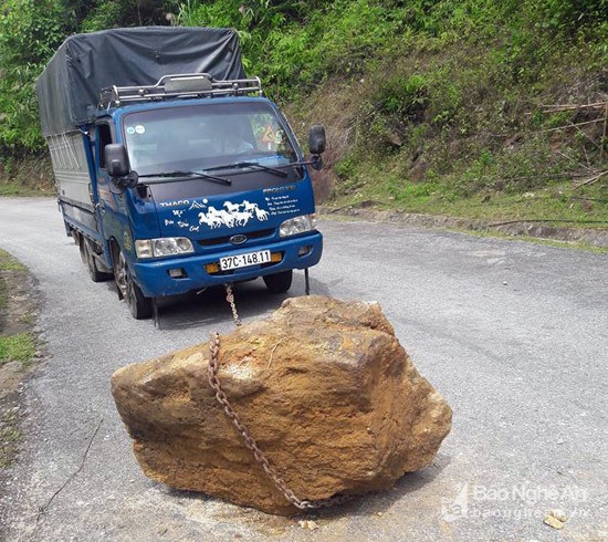 Tai xe dung xe keo khoi da "khung" nam giua quoc lo o Nghe An-Hinh-2