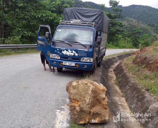 Tai xe dung xe keo khoi da "khung" nam giua quoc lo o Nghe An-Hinh-3