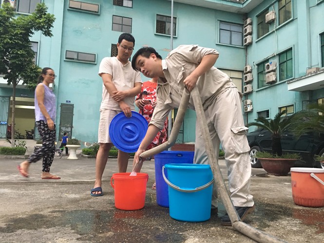 Nguoi dan Ha Noi &quot;quay vong&quot; nuoc rua de trang bat, giat quan ao-Hinh-7