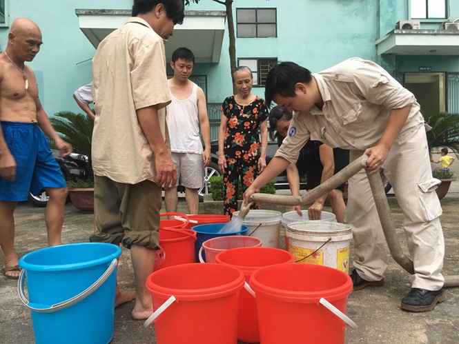 Nguoi dan Ha Noi &quot;quay vong&quot; nuoc rua de trang bat, giat quan ao-Hinh-8