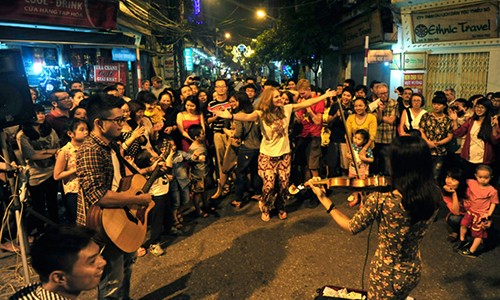 Bieu dien tai pho di bo: Nghe thuat cao quy, giu trat tu cung cao quy