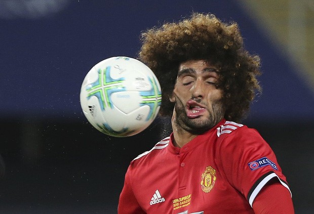 Khuon mat bien dang cua Fellaini va bieu cam hai huoc cua cau thu