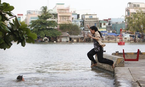 Bi truy sat, mot thanh nien nhay xuong song chet duoi