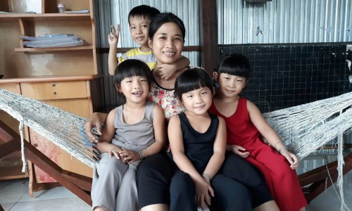 Nguoi dan ba sinh 4 ke chuyen nhung ngay thang "son gai oc"
