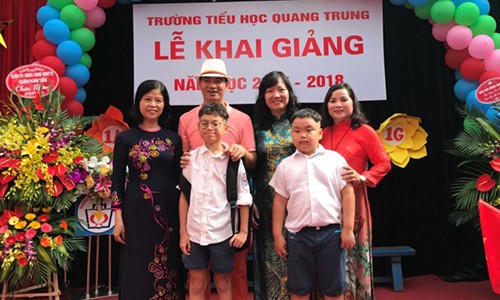 Nghe si Xuan Bac: "Toi khong ap luc con phai hoc gioi"