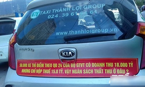 Ly giai dong chu gay to mo gan phia sau hang loat xe taxi o Ha Noi