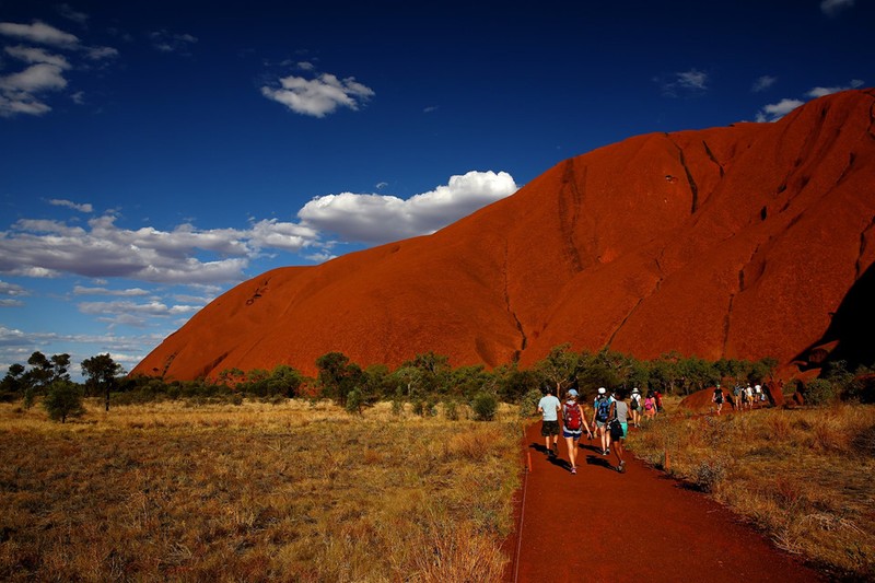 Australia sap cam du khach leo nui tai &quot;ky quan&quot; giua sa mac-Hinh-2