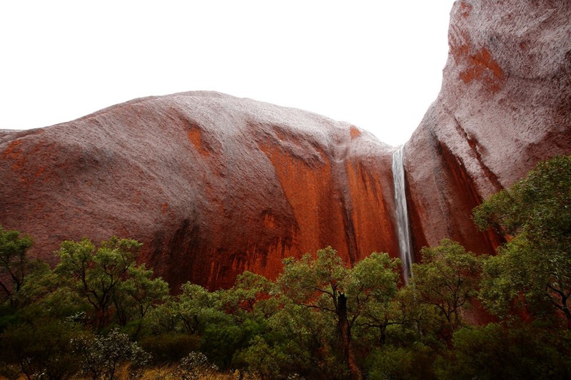 Australia sap cam du khach leo nui tai &quot;ky quan&quot; giua sa mac-Hinh-4