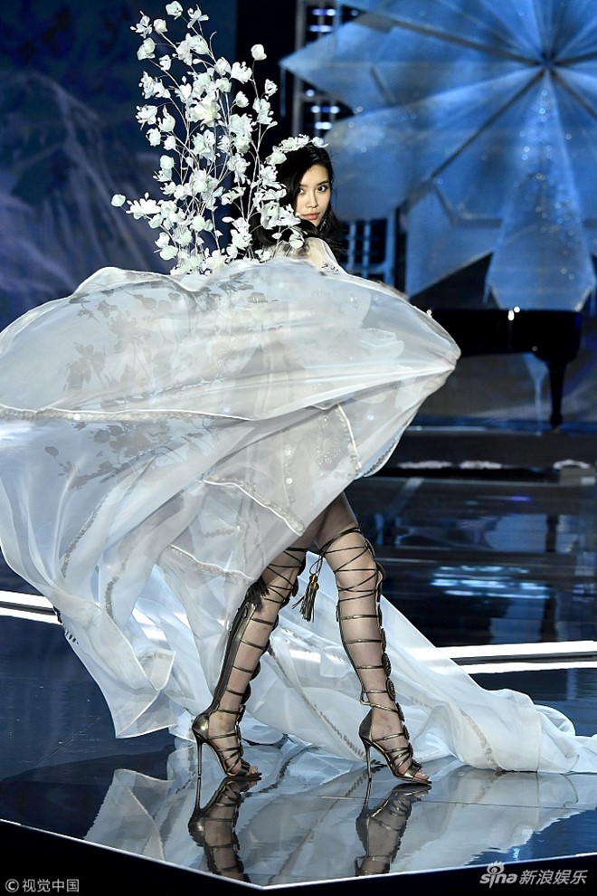 Show Victoria's Secret: Sieu mau Trung Quoc catwalk loi, nga song soai-Hinh-2