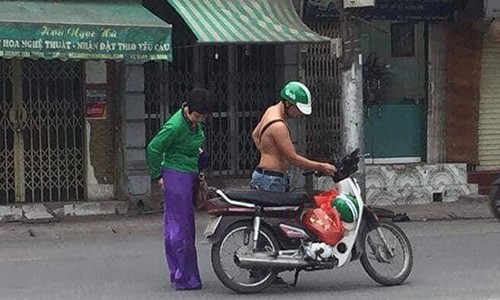 Chuyen tai xe Grab Bike coi ao cho khach mac sieu de thuong