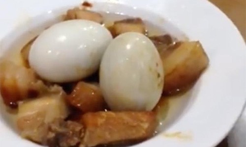 Mon thit kho hot vit nguyen vo khien cu dan mang “cuoi nghieng nga“