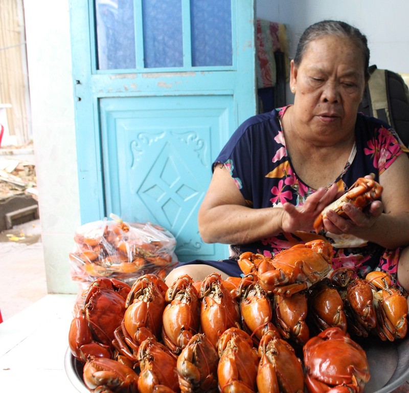 Bi quyet ban 30 kg cua trong 10 phut cua ba Ba Cua o hem nho Sai Gon-Hinh-3