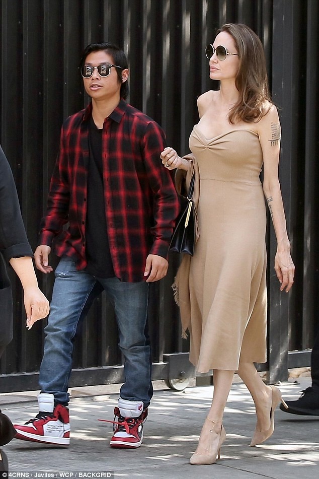 Angelina Jolie dao pho cung Pax Thien sau vu kien voi Brad Pitt-Hinh-4