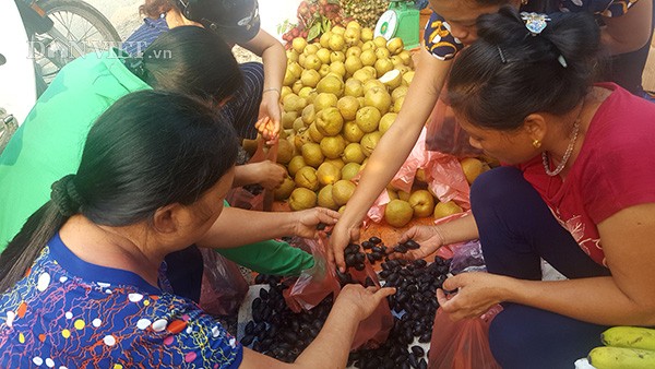 Tranh nhau mua tram den xu Lang gia 