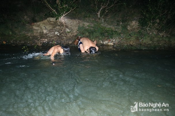 Dem toi, nuoc lanh chay xiet, hoc sinh Nghe An van san ca dac san-Hinh-2