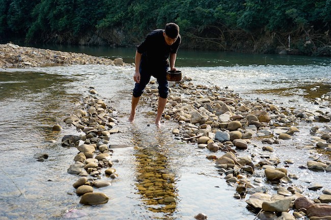 Cong phu nghe lam op dien thoai bang chat lieu son mai-Hinh-2