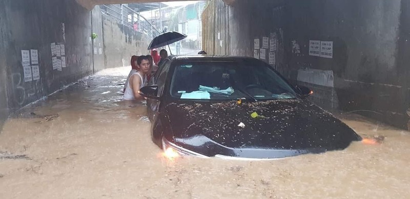 Nha Trang chim trong bien nuoc: Di doi nguoi dan khan cap