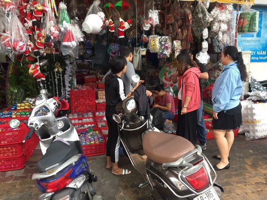 Duong pho Sai Gon tran ngap san pham trang tri Noel du mau sac