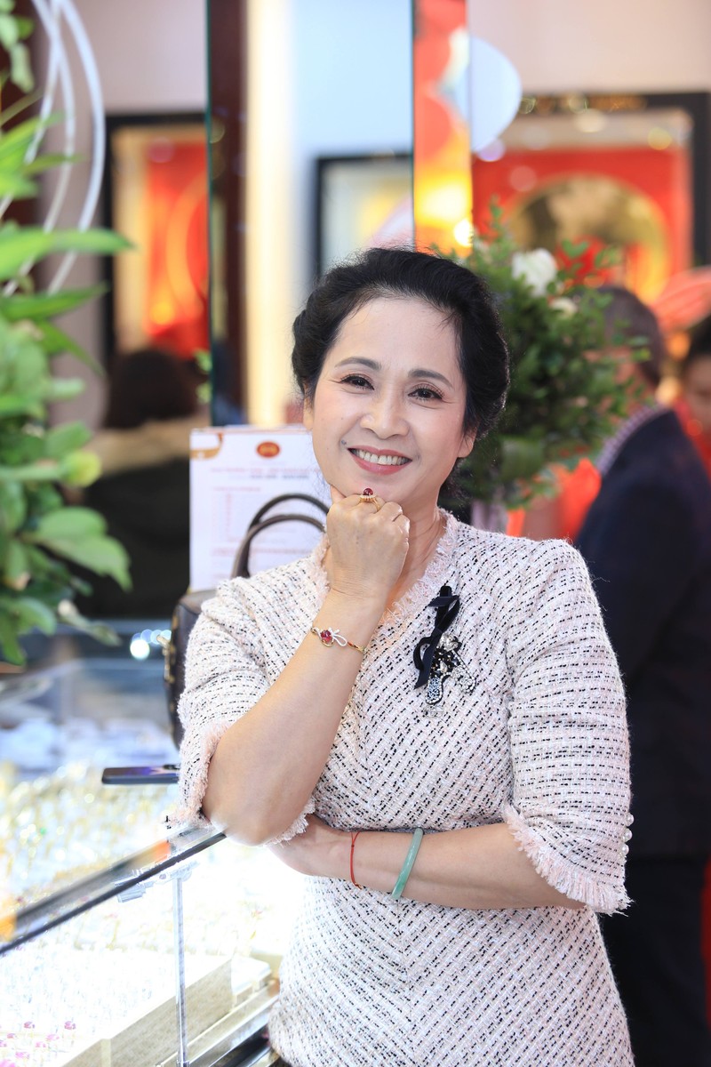 NSND Lan Huong: “Toi giau ve tinh cam chu khong phai tien”