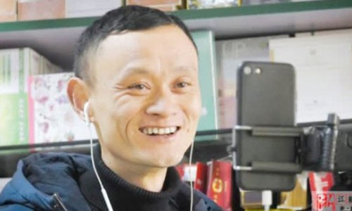 An nen lam ra nho ngoai hinh giong Jack Ma