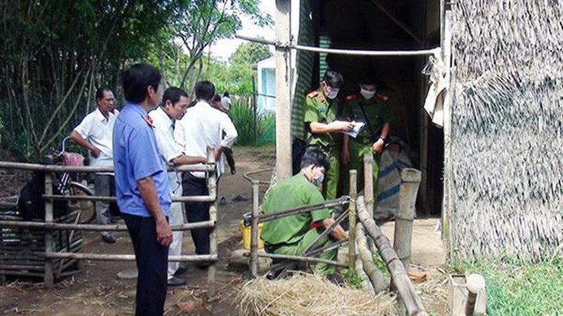 Nguoi phu nu giang bay 'nhat trung ga', dung bua dap dau hang xom