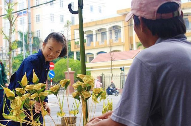 Hoa hong duoc lam tu la dua nuoc non mang mau sac 