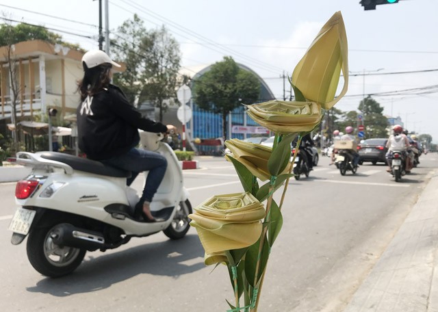 Hoa hong duoc lam tu la dua nuoc non mang mau sac 