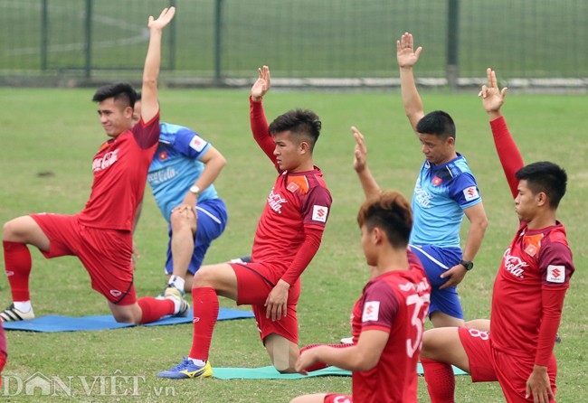 HLV Park Hang-seo tap chong day, chinh tung cau thu U23 Viet Nam-Hinh-3