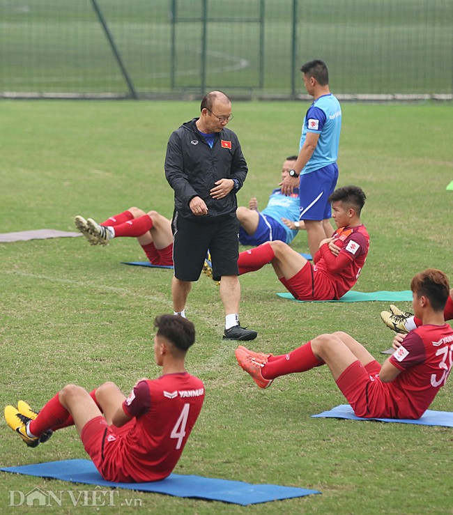 HLV Park Hang-seo tap chong day, chinh tung cau thu U23 Viet Nam-Hinh-6