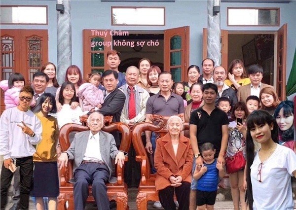 Thưởng thức khoảnh khắc đáng nhớ cùng gia đình bằng ảnh ghép đại gia đình. Hãy ngắm nhìn những nụ cười hạnh phúc trên khuôn mặt của gia đình bạn trong bức ảnh tuyệt đẹp này.