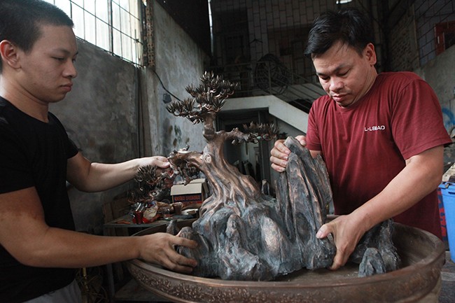 Ngam tung bonsai nang 70kg duc bang dong do duy nhat o Viet Nam