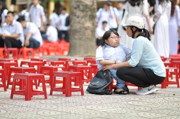 Buoi be giang cuoi cung day xuc dong cua co be xuong thuy tinh-Hinh-3