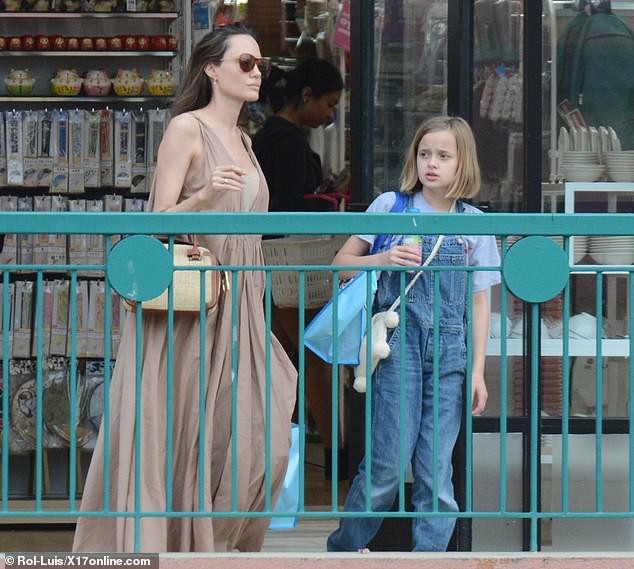 Angelina Jolie giam can ro ret, pho phac ra pho mua sam cung con gai-Hinh-4