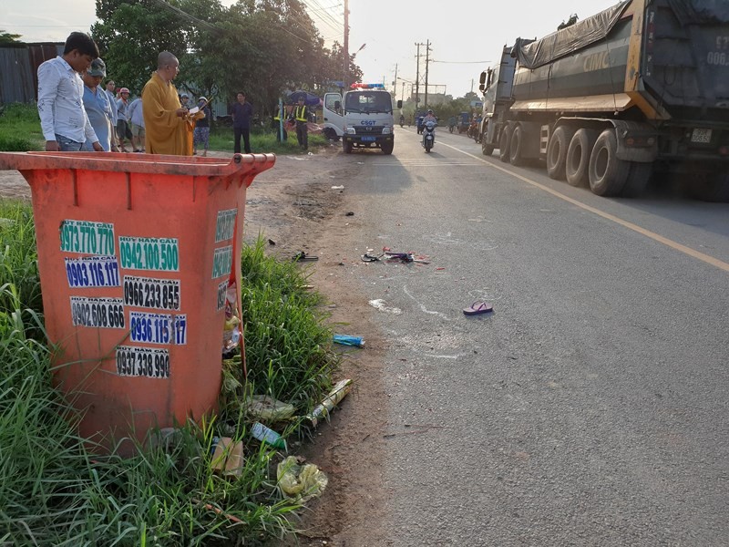 Be gai o Binh Duong chet tham vi thung rac ben duong