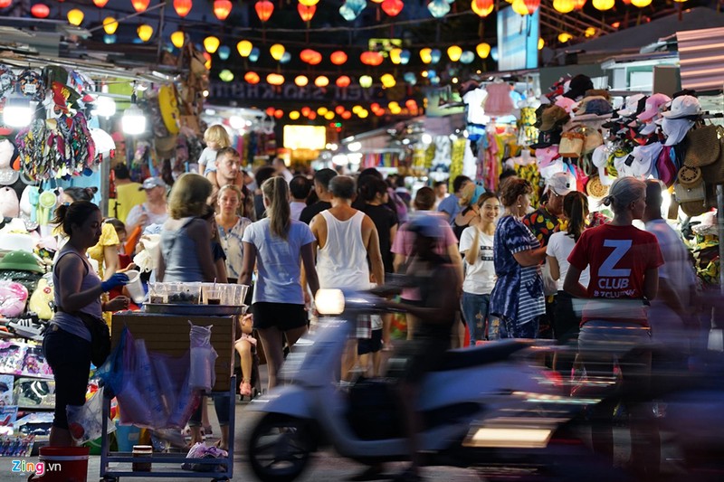 Vao cho dem Nha Trang cu ngo nhu dang mua sam o nuoc ngoai-Hinh-2