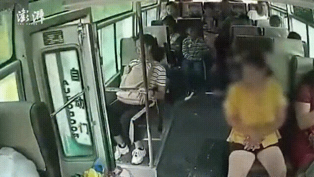 Người phụ nữ bất ngờ nhảy khỏi xe buýt đang chạy và tử vong