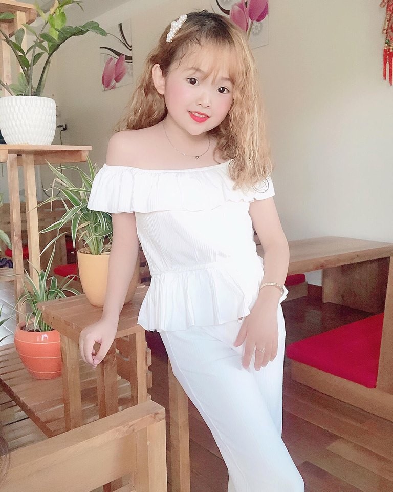 Co gai 20 tuoi vo cung xinh xan nhung lai trong nhu hoc sinh lop 1-Hinh-2